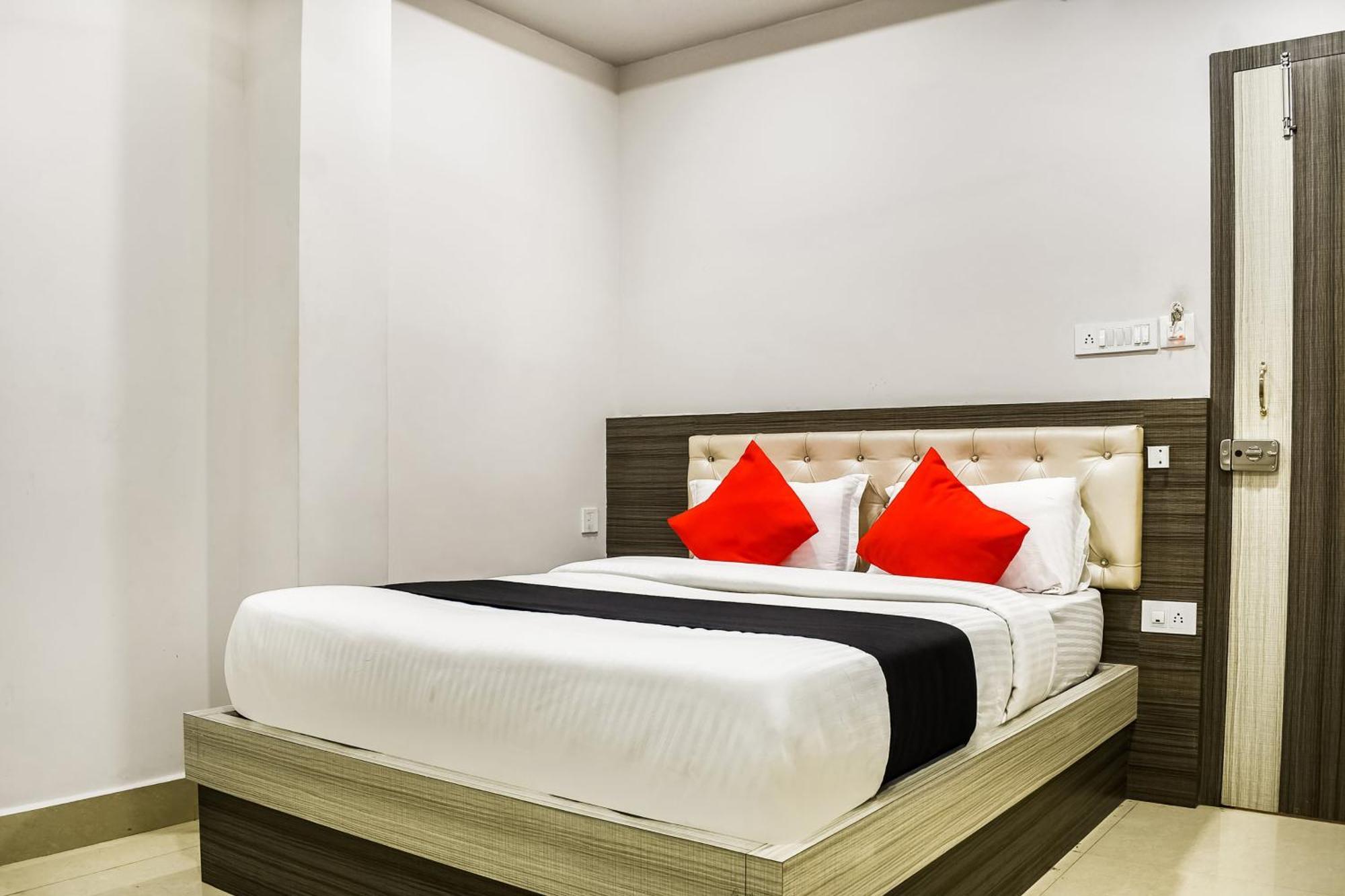 Capital O Jai Adisson Hotel Cuttack Exterior photo