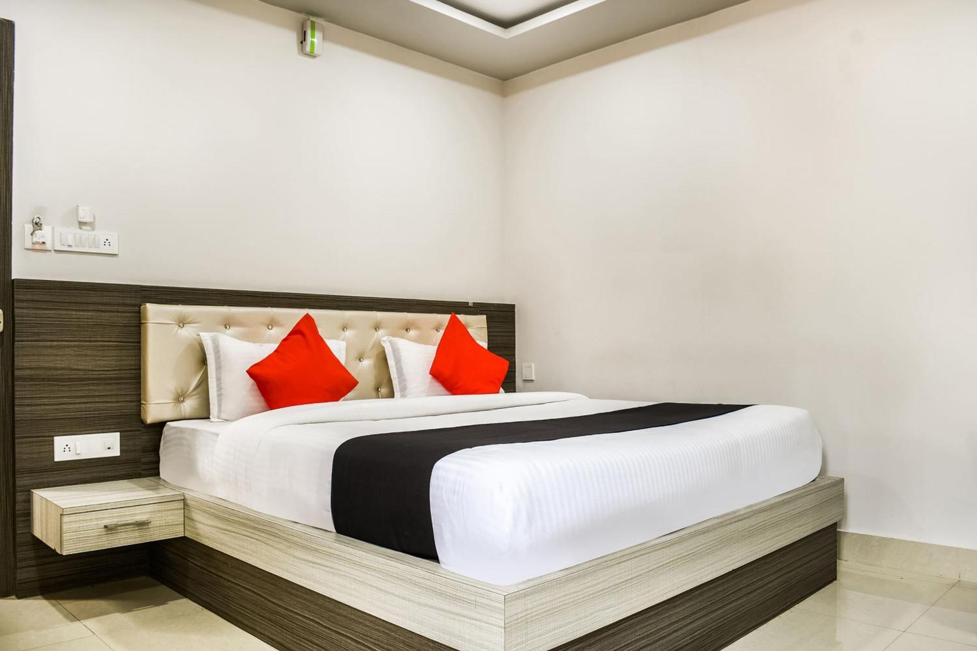 Capital O Jai Adisson Hotel Cuttack Exterior photo
